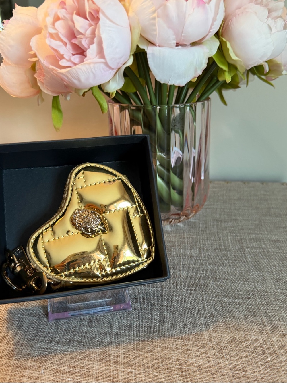 NIB Kurt Geiger Kensington quilted Goldtone heart charm keychain - Picture 11 of 12